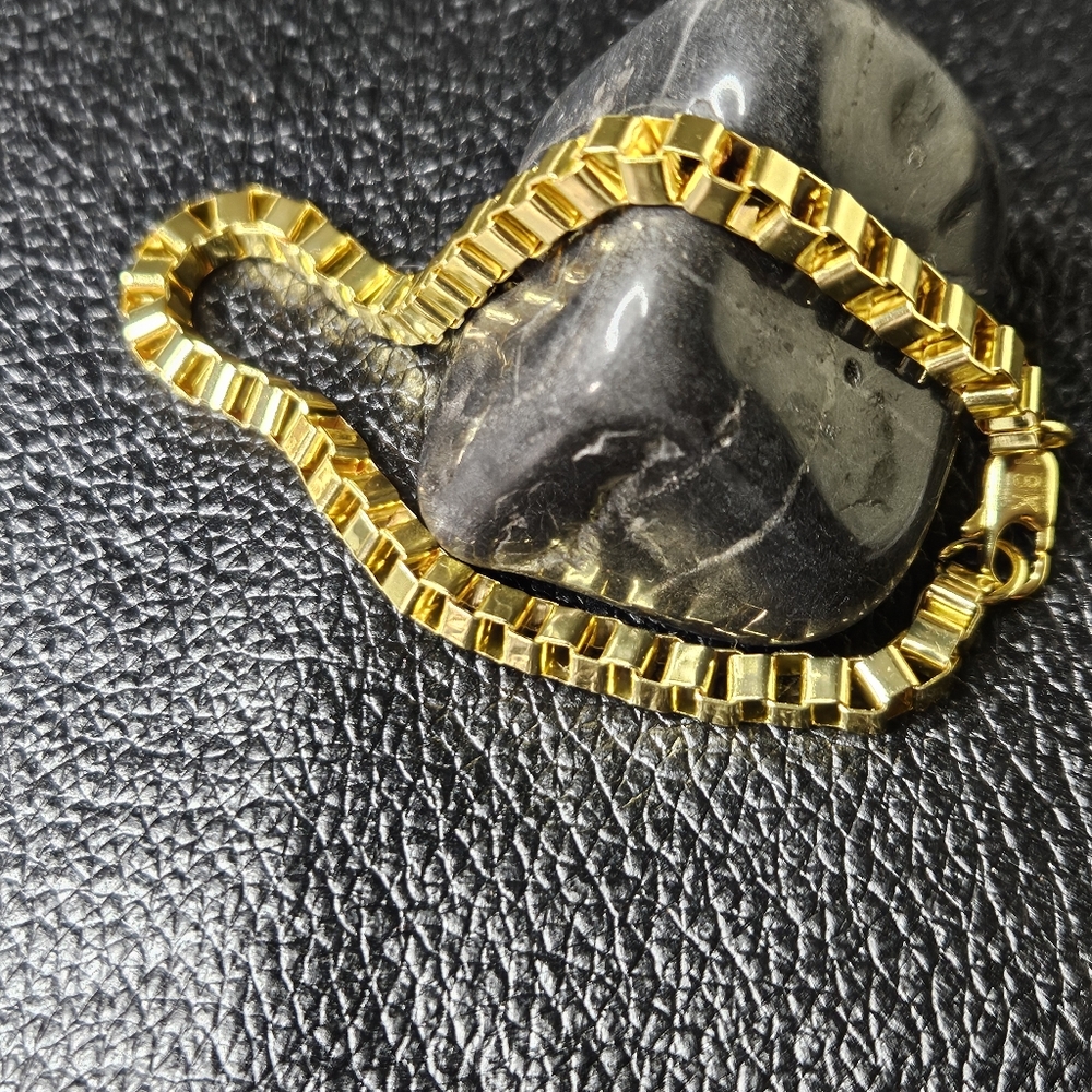 18k Gold Box Chain Bracelet - Picture 3 of 7